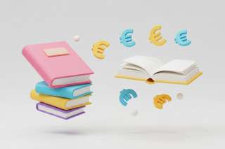 Foto: Stapel bunter Bücher und ein offenes Buch mit Euro-Symbolen, die auf einem weißen Hintergrund schweben